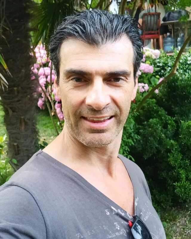 Ünlü oyuncu Özgür Özbek'e maganda şiddeti kamerada Ünlü oyuncu Özgür Özbek'e maganda şiddeti kamerada