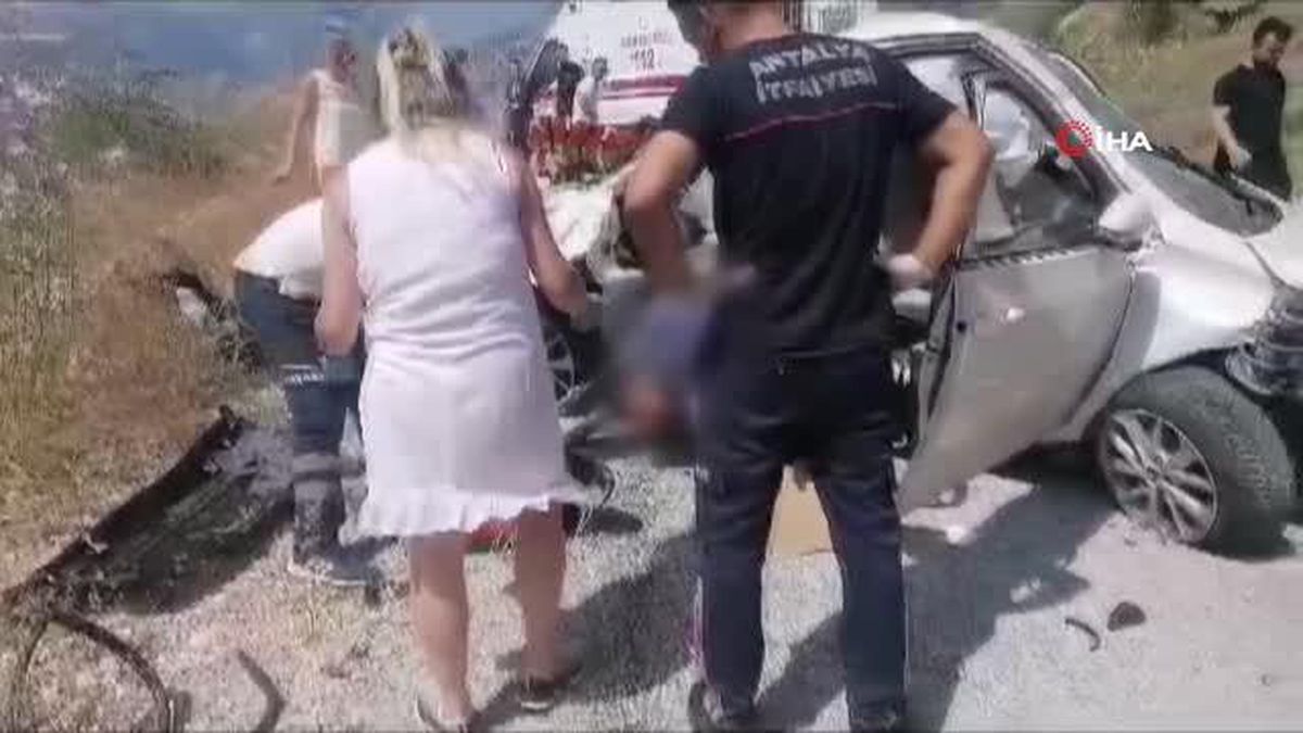 Antalya'da feci kaza: 2 ölü, 1'i ağır 3 yaralı