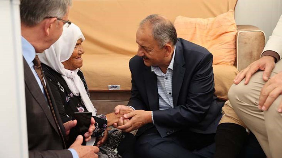 Bakan Özhaseki'den depremzede kadının ev talebine iç ısıtan yanıt: Bittiğinde gelip seni evine çıkaracağız