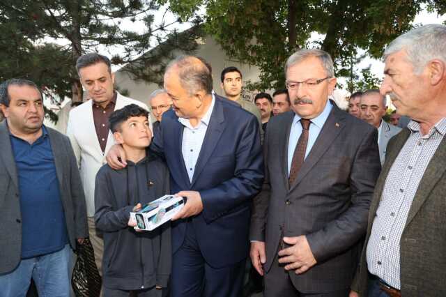 Bakan Özhaseki'den depremzede kadının ev talebine iç ısıtan yanıt: Bittiğinde gelip seni evine çıkarağız Bakan Özhaseki'den depremzede kadının ev talebine iç ısıtan yanıt: Bittiğinde gelip seni evine çıkarağız