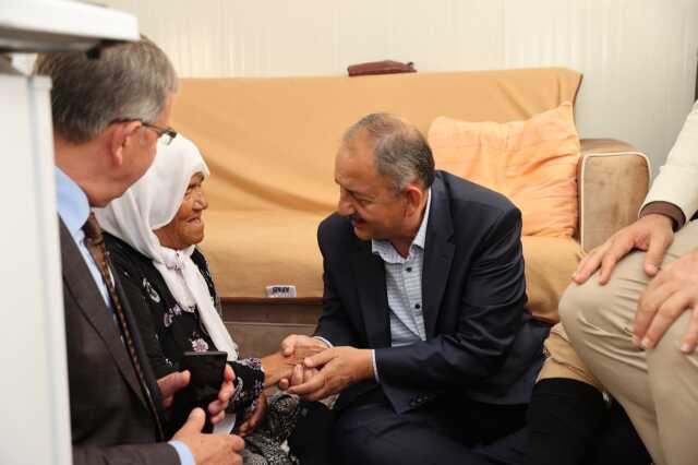 Bakan Özhaseki'den depremzede kadının ev talebine iç ısıtan yanıt: Bittiğinde gelip seni evine çıkarağız Bakan Özhaseki'den depremzede kadının ev talebine iç ısıtan yanıt: Bittiğinde gelip seni evine çıkarağız