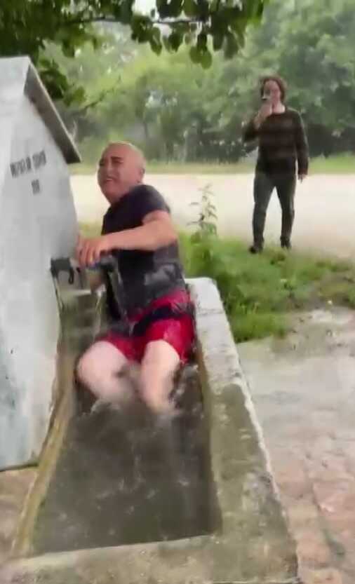 Bayram namazına gelmeyenlere 'sulu' şaka