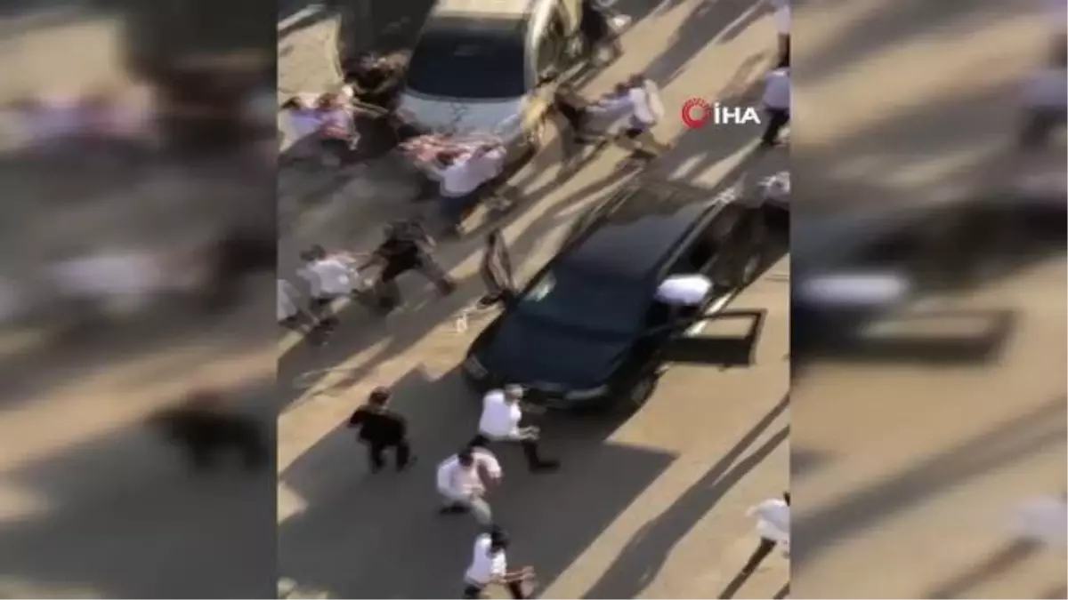 Cizre'de iki aile arasında taşlı, sopalı kavga cep telefonu kamerasında: 3 yaralı