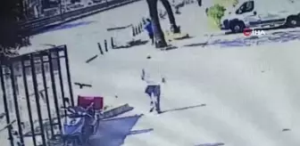 Fatih'te yol ortasında arkadaşını defalarca bıçakladı... O anlar kamerada