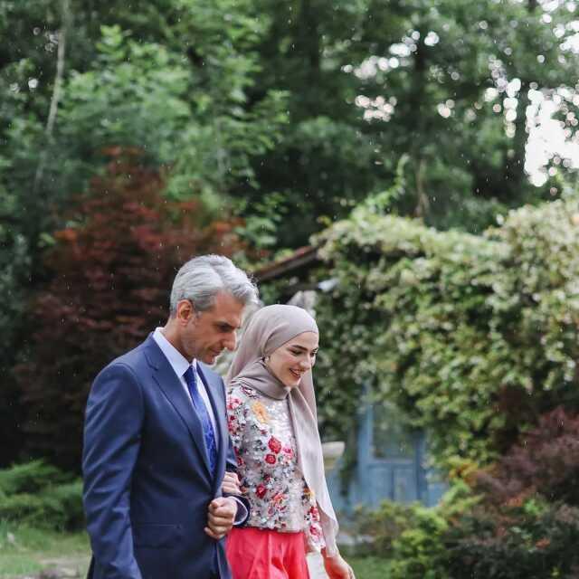 Güldür Güldür oyuncusu Uğur Bilgin'in nişan töreninden yeni kareler geldi, gelinin güzelliği büyüledi Güldür Güldür oyuncusu Uğur Bilgin'in nişan töreninden yeni kareler geldi, gelinin güzelliği büyüledi