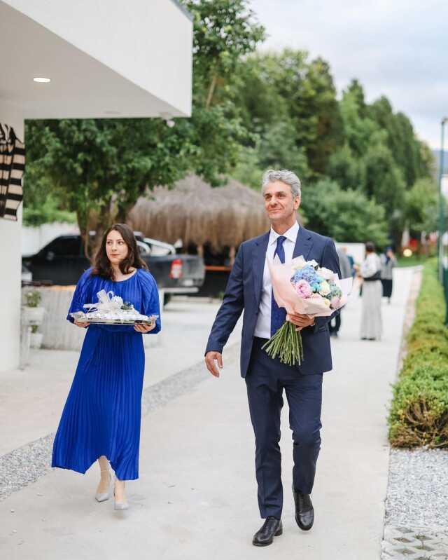 Güldür Güldür oyuncusu Uğur Bilgin'in nişan töreninden yeni kareler geldi, gelinin güzelliği büyüledi Güldür Güldür oyuncusu Uğur Bilgin'in nişan töreninden yeni kareler geldi, gelinin güzelliği büyüledi