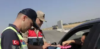 Hatay'da trafik ekipleri vatandaşın bayramını kutladı