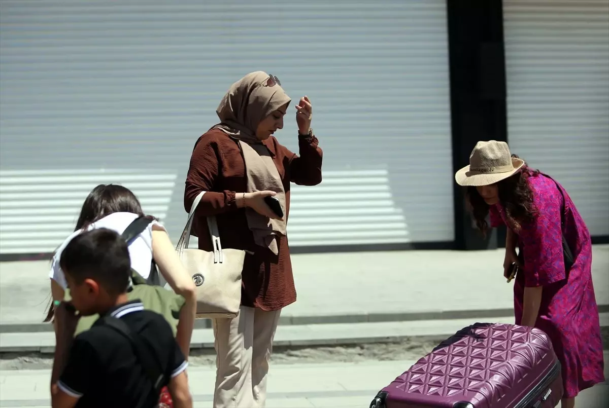 İranlı Turistler Van'da Bayram Alışverişi Yaparak Esnafı Sevindirdi