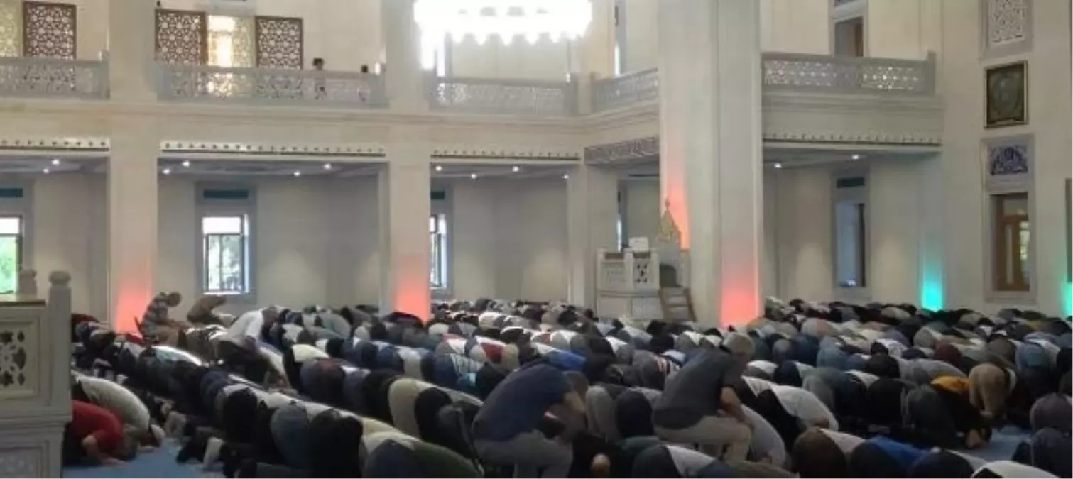 İzmir'de Kurban Bayramı'nda Camiler Doldu