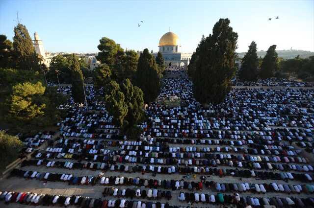 Mescid-i Aksa'da 100 bin kişilik bayram namazı