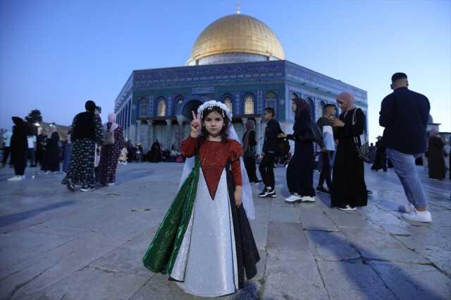 Mescid-i Aksa'da 100 bin kişilik bayram namazı