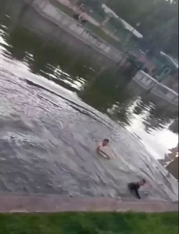 Eskişehir'de Porsuk Çayı'nda boğulan gençlerin şakalaştığı anlar ortaya çıktı Eskişehir'de Porsuk Çayı'nda boğulan gençlerin şakalaştığı anlar ortaya çıktı