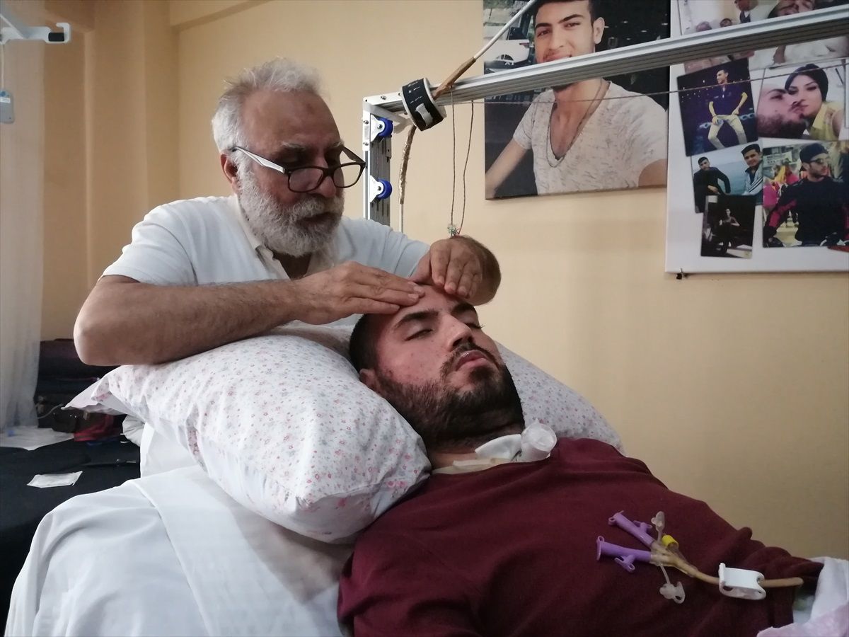 Zeytinburnu'nda yaşayan baba, yatağa bağımlı olan oğluna 7 yıldır bakıyor