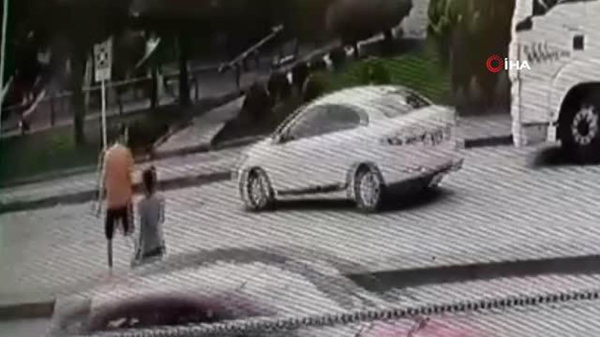Yola atlayan çocuğa çarpmamak için çabalayan kurye kaza yaptı...O anlar kamerada