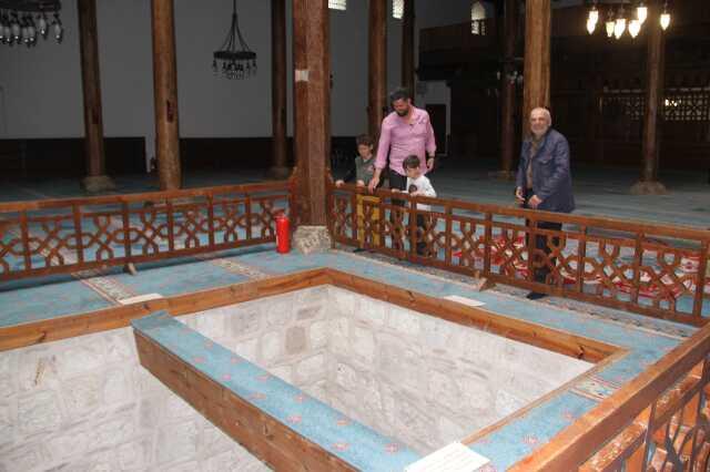 7 asırlık caminin ortasındaki derin kuyu görenleri şaşırtıyor! İşlevi en teknolojik sisteme taş çıkarır