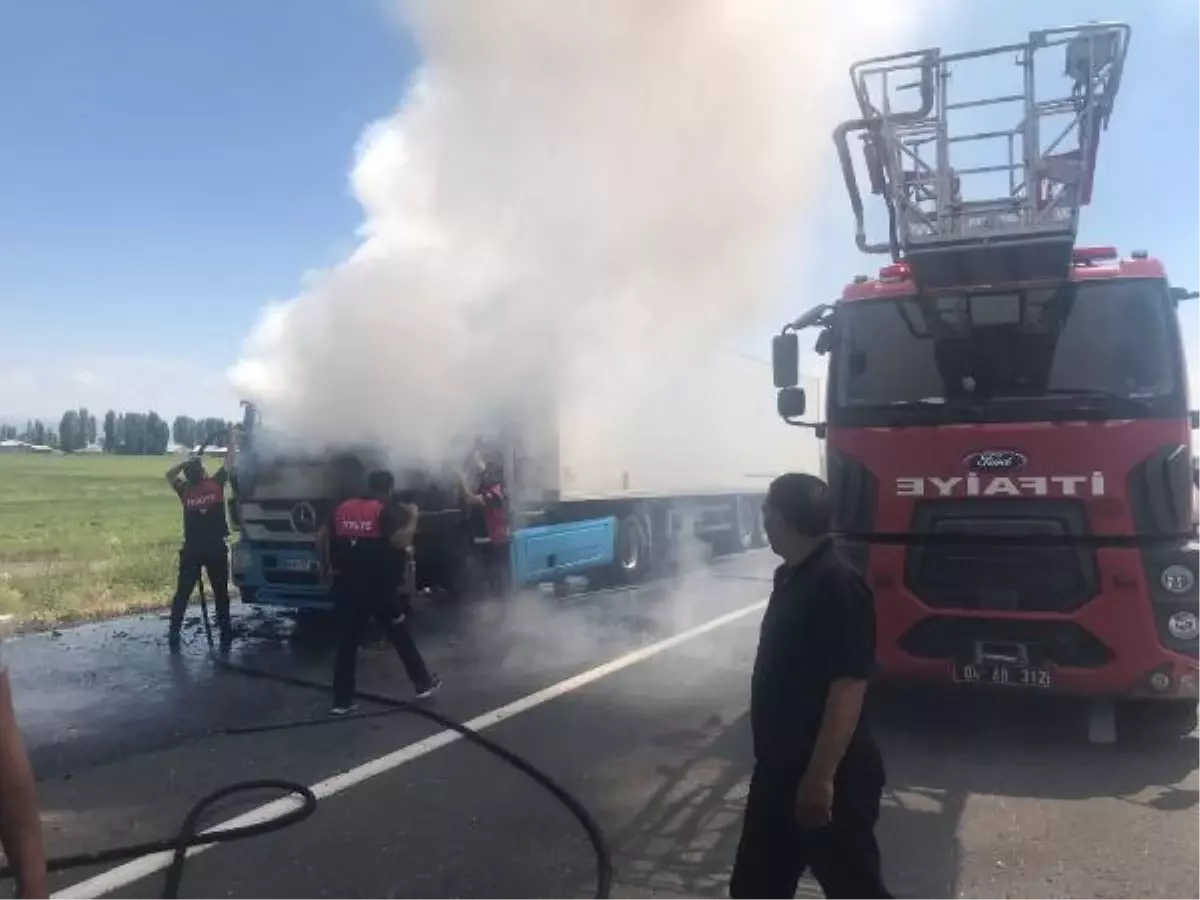 Erzurum yolunda seyir halindeki TIR alev aldı