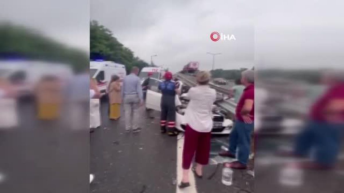 Anadolu Otoyolu'nda otomobil bariyerlere ok gibi sağlandı: 1'i ağır 3 yaralı