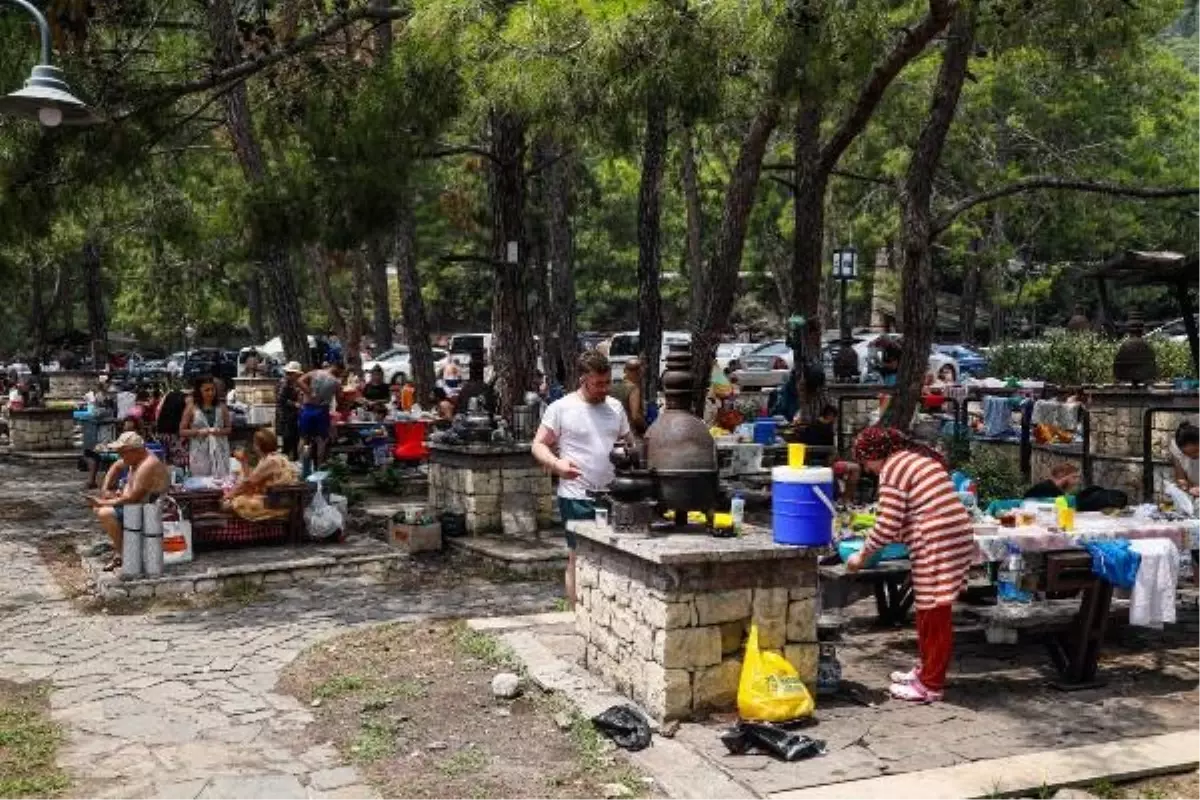 Antalya'da Kurban Bayramı tatilinde sahiller dolarken mesire alanlarına yoğun ilgi