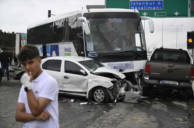 Arnavutköy'de Otobüs Kazası: Çok Sayıda Araç Zarar Gördü