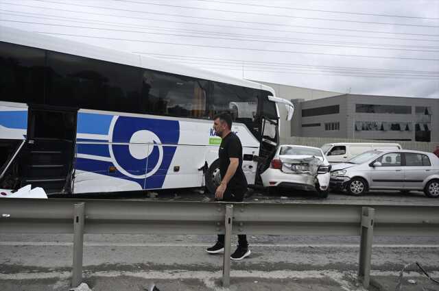 Arnavutköy'de Otobüs Kazası: Çok Sayıda Araç Zarar Gördü