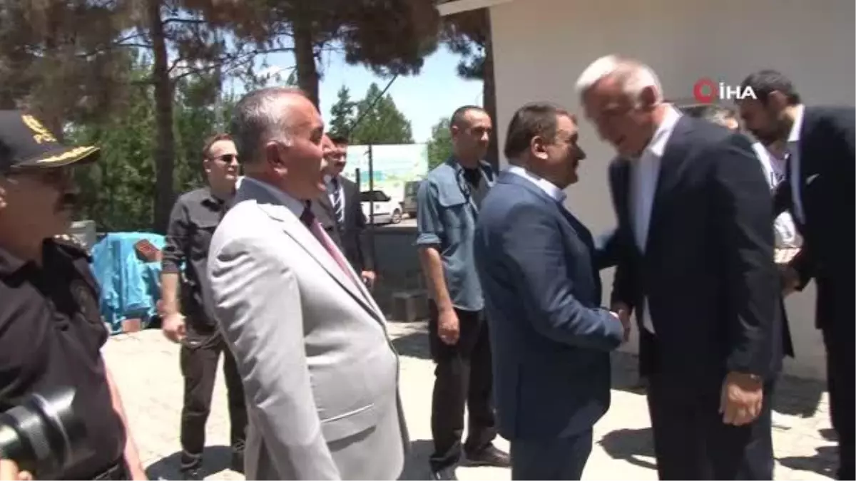 Bakan Ersoy, konteyner kentte kalan depremzedelerle bayramlaştı