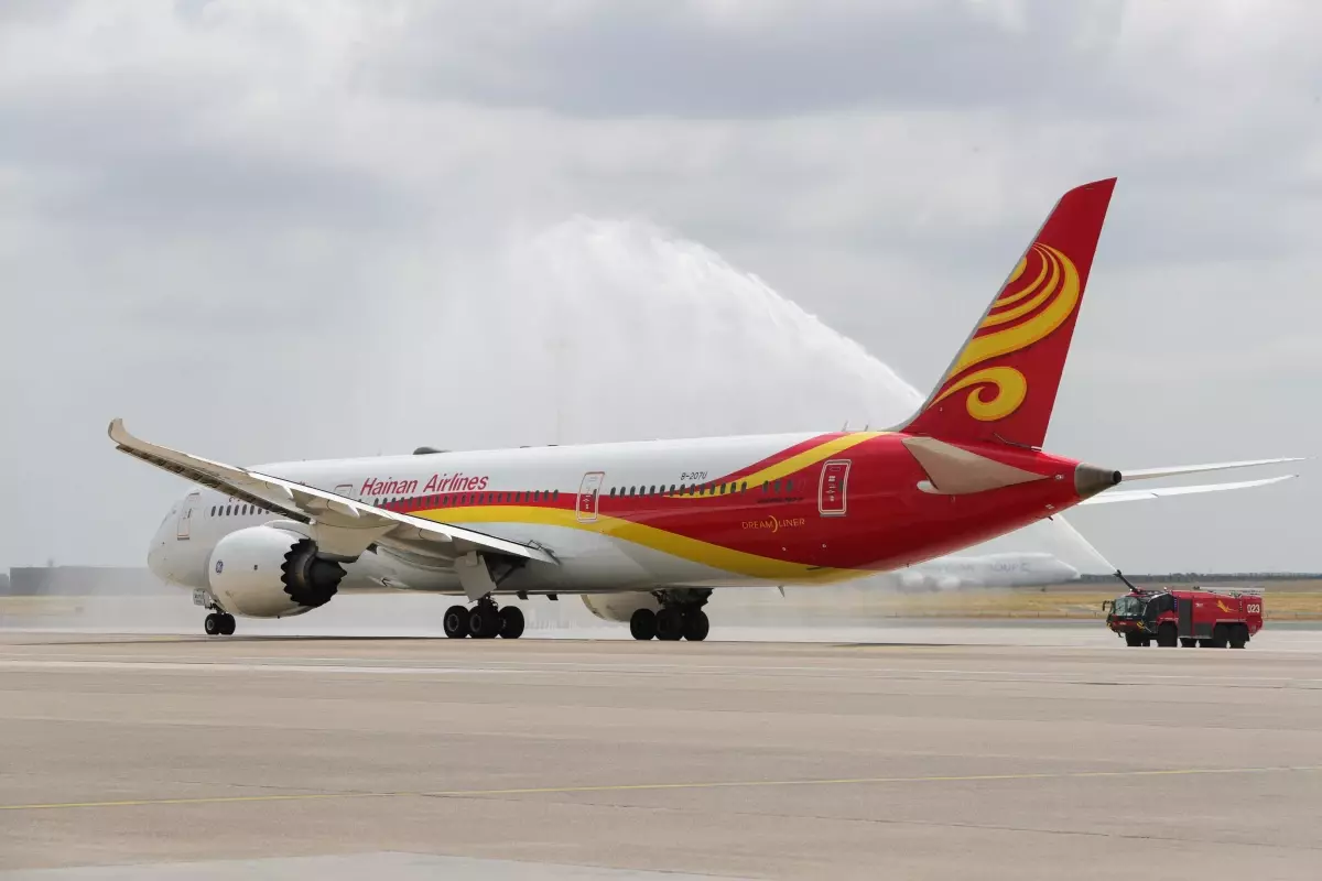 Brüksel Havalimanı'nda Hainan Havayolları'na ait uçak için su takı töreni düzenlendi