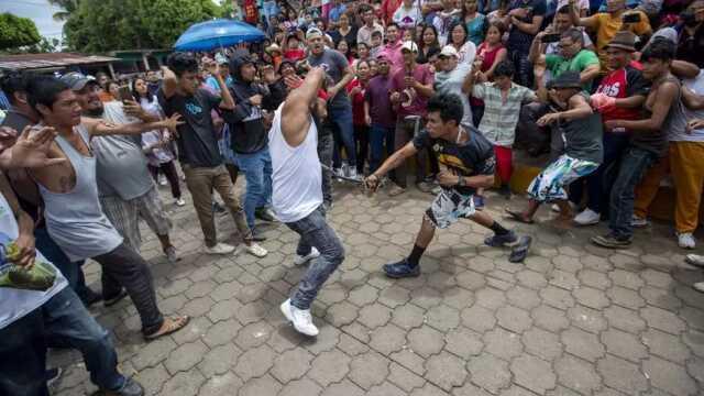 Bu ülkede kestikleri boğaların cinsel organları ile birbirlerini kamçılıyorlar! Sebebi daha ilginç