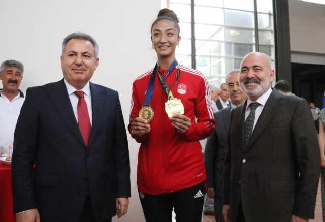 Dünya ve Avrupa şampiyonu milli tekvandocu, tarihi başarıyı üstü açık arabayla tur atarak kutladı: Bu benim hayalimdi Dünya ve Avrupa şampiyonu milli tekvandocu, tarihi başarıyı üstü açık arabayla tur atarak kutladı: Bu benim hayalimdi