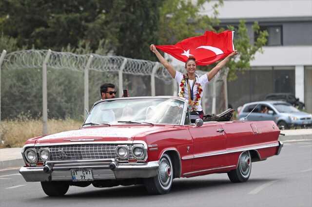 Dünya ve Avrupa şampiyonu milli tekvandocu, tarihi başarıyı üstü açık arabayla tur atarak kutladı: Bu benim hayalimdi Dünya ve Avrupa şampiyonu milli tekvandocu, tarihi başarıyı üstü açık arabayla tur atarak kutladı: Bu benim hayalimdi