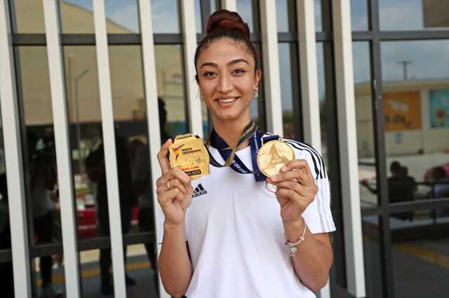 Dünya ve Avrupa şampiyonu milli tekvandocu, tarihi başarıyı üstü açık arabayla tur atarak kutladı: Bu benim hayalimdi Dünya ve Avrupa şampiyonu milli tekvandocu, tarihi başarıyı üstü açık arabayla tur atarak kutladı: Bu benim hayalimdi