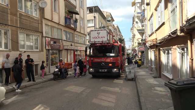 Ev sahibi kapıyı dışarıdan kilitledi, ekipler aileyi kurtarmak için seferber oldu! Çelik kapı, balyozu bile kırdı