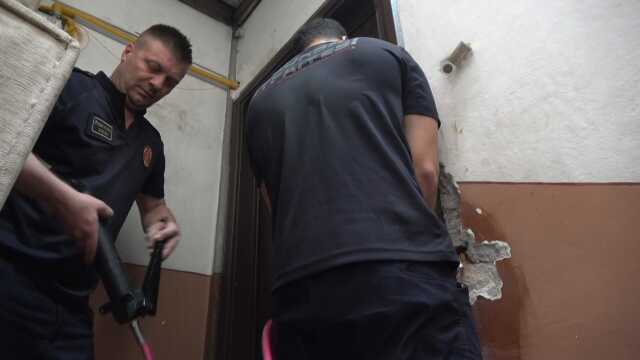 Ev sahibi kapıyı dışarıdan kilitledi, ekipler aileyi kurtarmak için seferber oldu! Çelik kapı, balyozu bile kırdı