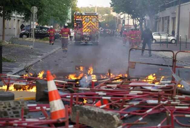 Fransa'da genç sürücünün öldürülmesi sonrası olaylara müdahale için 40 bin güvenlik görevlisi görevlendirildi Fransa'da genç sürücünün öldürülmesi sonrası olaylara müdahale için 40 bin güvenlik görevlisi görevlendirildi