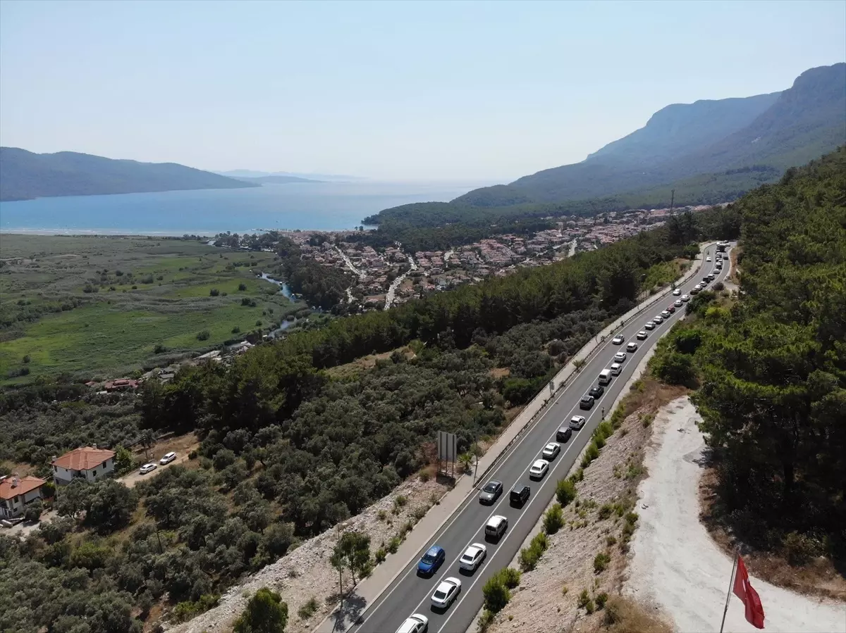 Muğla'da Bayram Tatili Nedeniyle Akyaka ve Ölüdeniz'de Uzun Araç Kuyrukları Oluştu