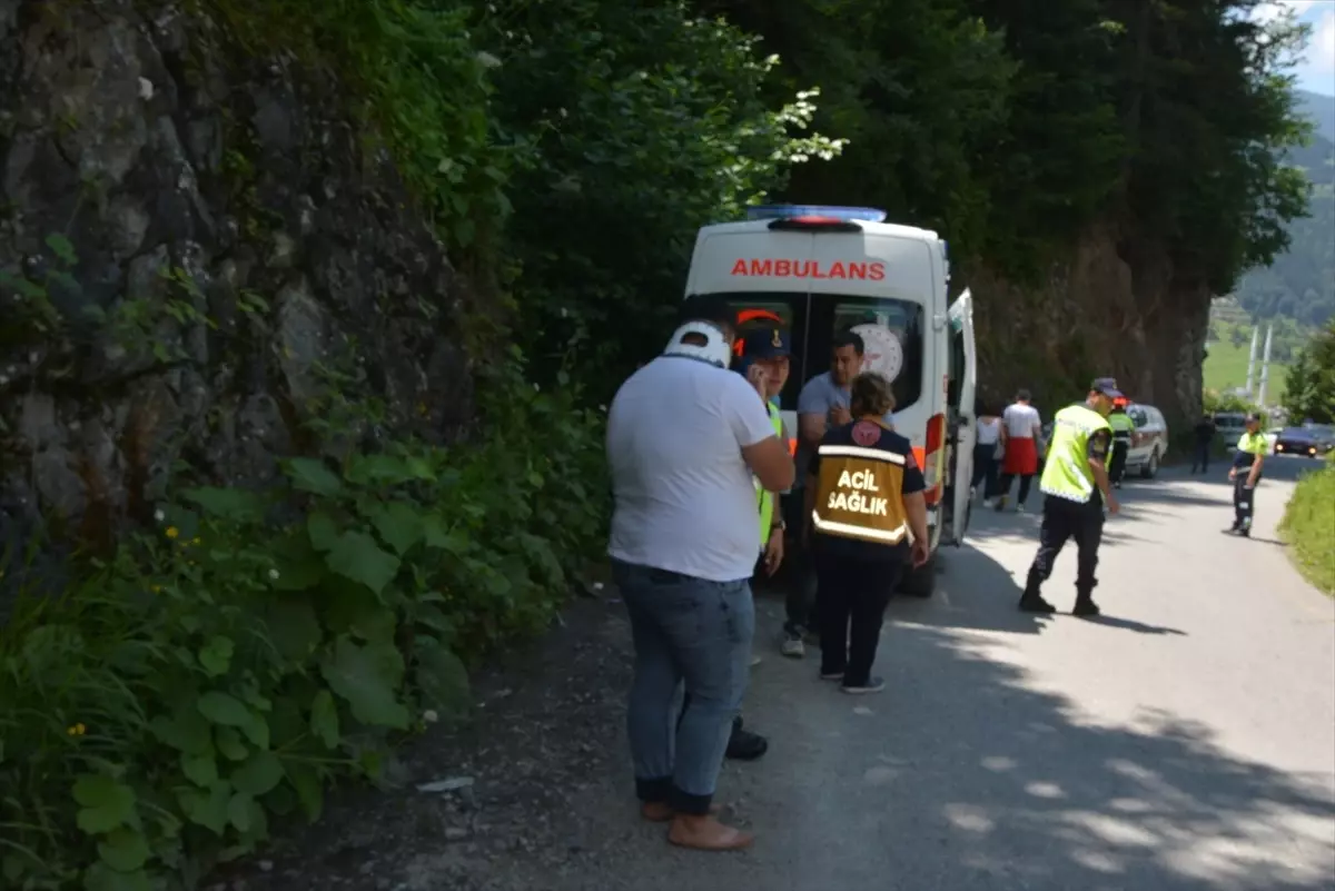 Trabzon'da otomobil şarampole yuvarlandı: 3 kişi yaralandı
