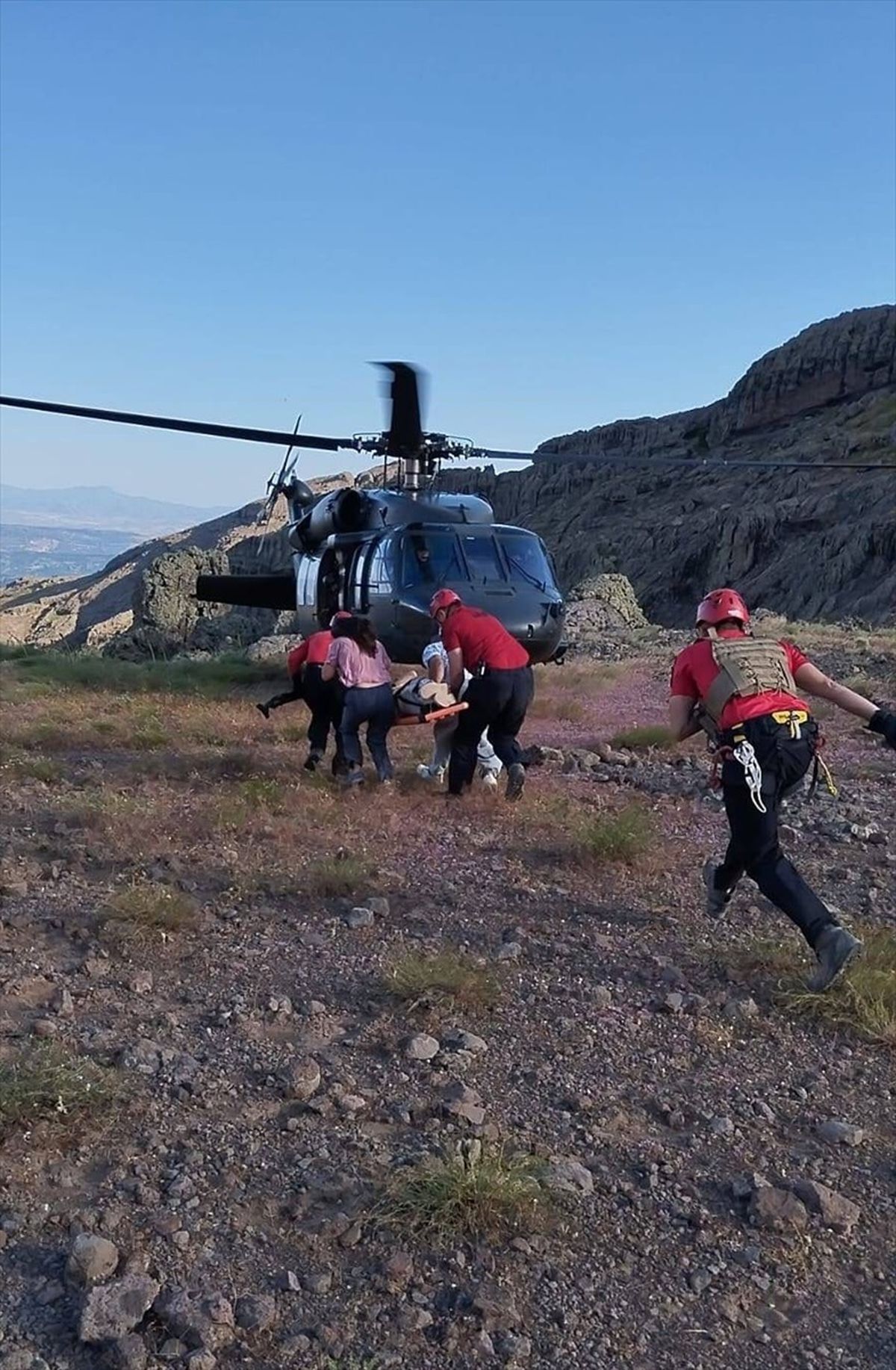 Tunceli'de Kayalıktan Düşen Genç Kız Helikopterle Hastaneye Kaldırıldı