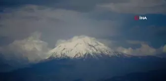 Türkiye'nin doğu ucunda yükselen Ağrı Dağı heybetiyle görenleri hayran bırakıyor