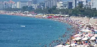 Antalya'da Tatilciler Bayramın Üçüncü Gününde Sahilde Eğlendi