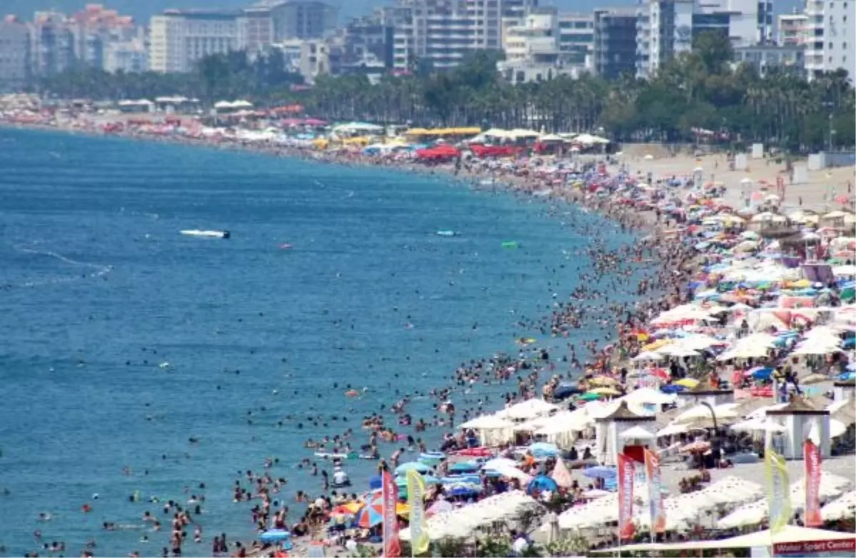 Antalya'da Tatilciler Bayramın Üçüncü Gününde Sahilde Eğlendi