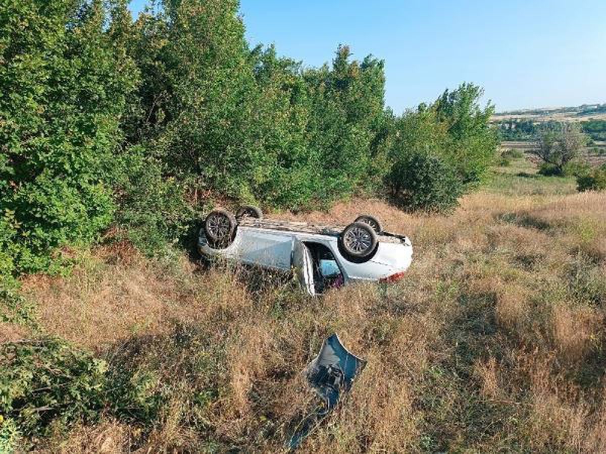 Elazığ-Malatya kara yolunda otomobil tarlaya uçtu, 4 kişi yaralandı