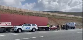 Erzincan'da TIR'a arkadan çarpan otomobilde 2 kişi hayatını kaybetti