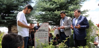 Gazeteci Burak Erdoğmuş'un mezarı başında anma programı düzenlendi