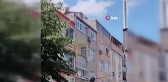 Gaziosmanpaşa'da camdan sarkıtan şahsın düşme anı kamerada