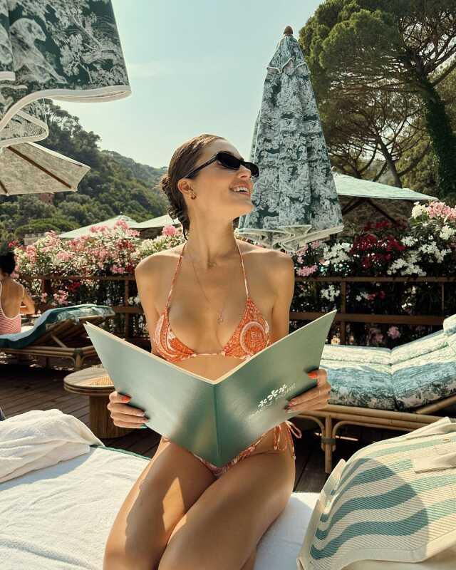 Hande Erçel ve Hakan Sabancı'nın İtalya kaçamağı! Genç aşıklar, şezlongda sarmaş dolaş görüntülendi Hande Erçel ve Hakan Sabancı'nın İtalya kaçamağı! Genç aşıklar, şezlongda sarmaş dolaş görüntülendi