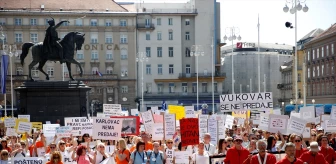 Hırvatistan'da Adliye Çalışanları Zam Talebiyle Toplandı