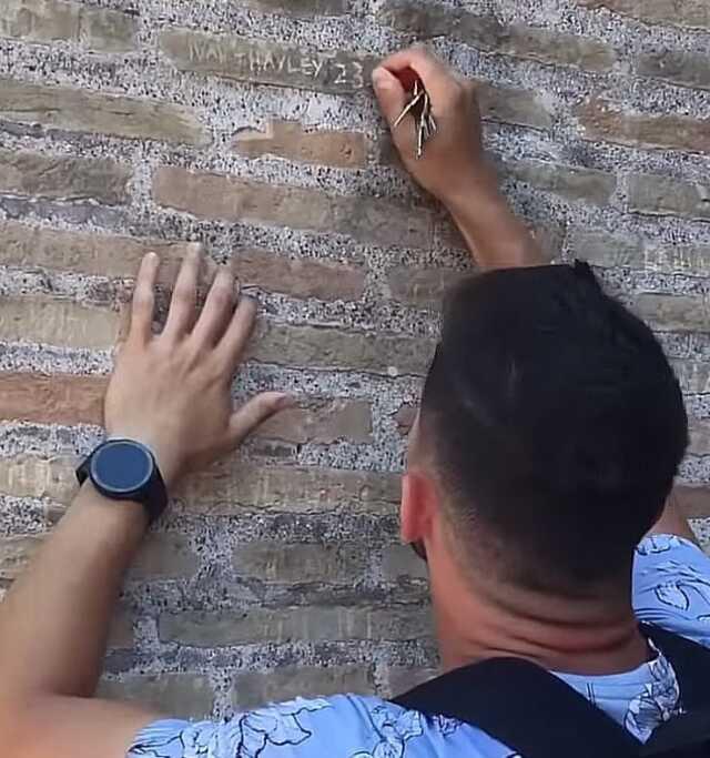 İtalya'da Kolezyum'a zarar veren turistin kimliği tespit edildi İtalya'da Kolezyum'a zarar veren turistin kimliği tespit edildi