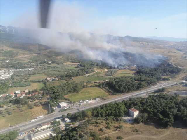 İzmir'de ormanlık alanda çıkan yangına 6 uçakla müdahale sürüyor