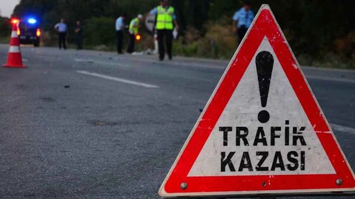 İzmir'de otomobil karşı şeritten gelen minibüse çarptı: 4 ölü, 21 yaralı