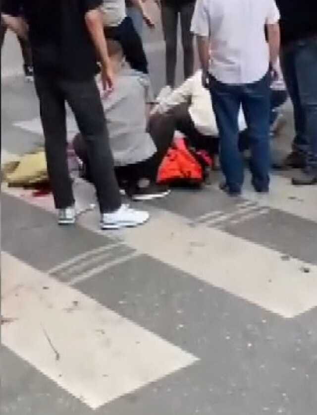 Oğlunun başına silah dayayan kişiyi, belinden tabancasını çıkarıp vurdu