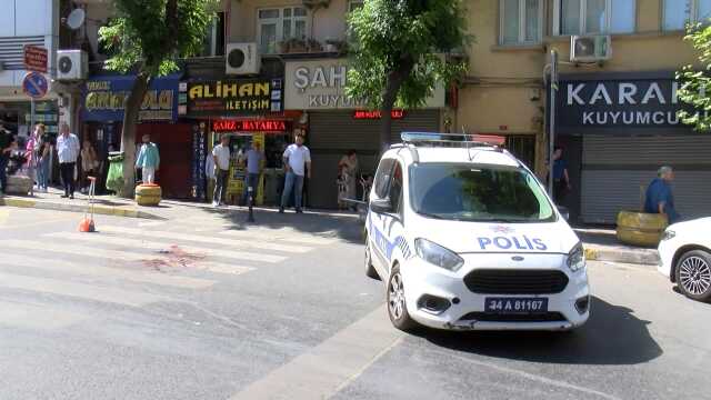 Oğlunun başına silah dayayan kişiyi, belinden tabancasını çıkarıp vurdu